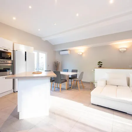 Serrendy Petit Bijou 330m2 Piscine&jacuzzi à 10 Min Des Plages ! Villa