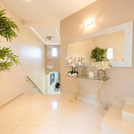 330m2 Heated Pool And Jacuzzi Villa *