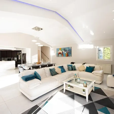 Superb 330m2 With Pool & Jacuzzi *