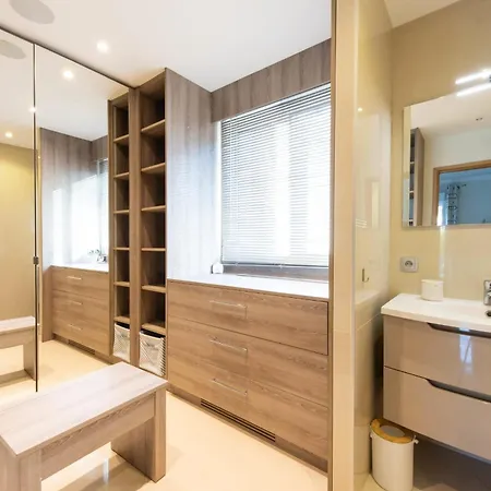 Superb 330m2 With Pool & Jacuzzi 别墅