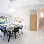 וילה Superb 330m2 With Pool & Jacuzzi ואלאוריס